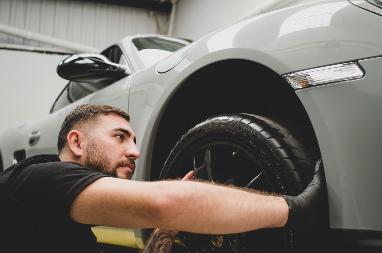 Arbeit an einem Sportwagen im Aufbereitungs-Studio